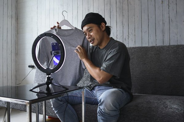 How Should UK Beauty Salons Use YouTube Tutorials to Educate Clients About Services?